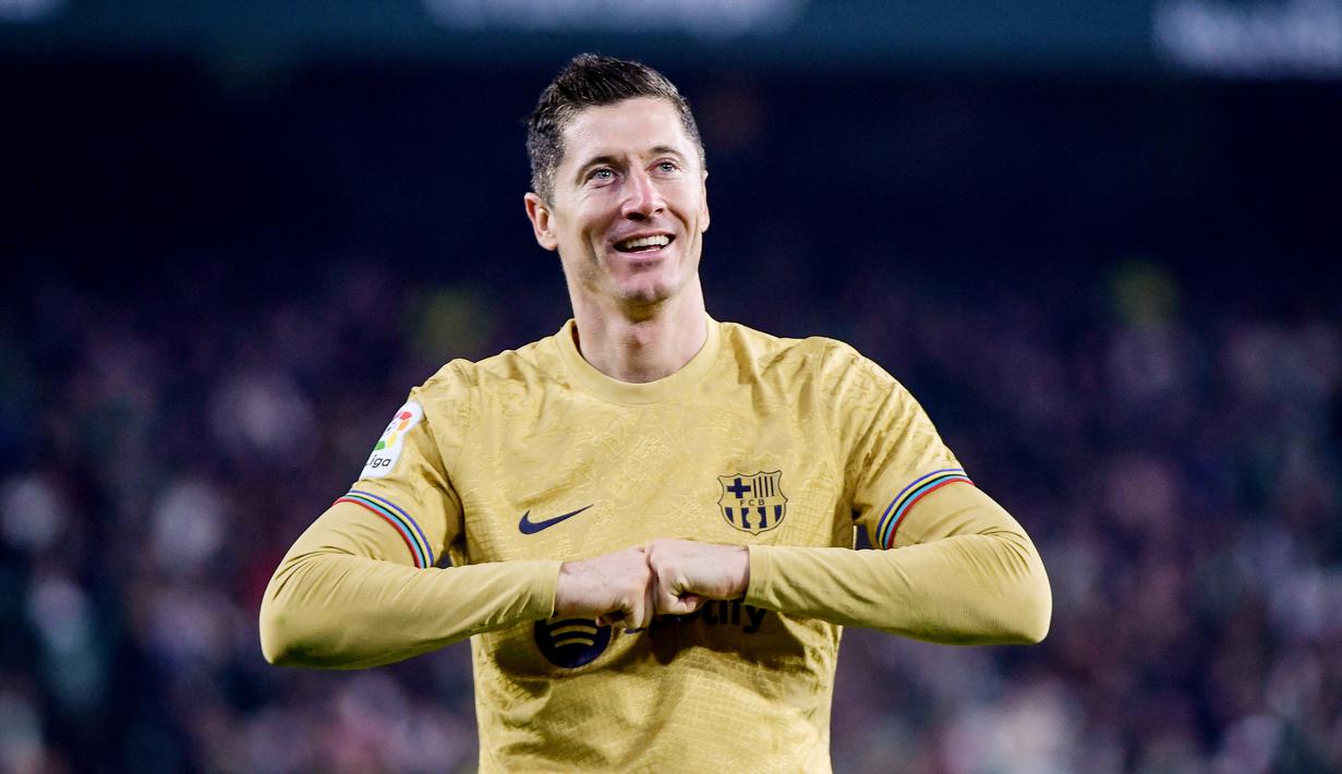 Pemain Barcelona, Robert Lewandowski, melakukan selebrasi setelah mencetak gol ke gawang Real Betis pada laga Liga Spanyol di Stadion Benito Villamarin (1/2/2023). Robert Lewandowski menempati posisi teratas sebagai pemain yang pernah dijual Bayern Munchen. Klub asal Jerman itu melepas pemain berusia 34 tahun ini dengan harga mencapai 56,8 juta euro ke Barcelona. (AFP/Cristina Quicler)