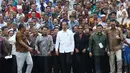 Presiden Joko Widodo didampingi Menteri Kelautan dan Perikanan Susi Pudjiastuti berfoto bersama perwakilan nelayan di Istana Negara, Jakarta, Selasa (8/5). (Liputan6.com/Angga Yuniar)