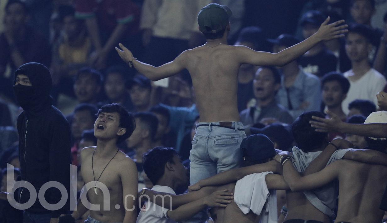 Suporter memberikan dukungan kepada pemain Timnas Indonesia U-16 saat pertandingan melawan Singapura pada laga uji coba di Stadion Wibawa Mukti, Cikarang, Kamis, (8/6/2017). Indonesia menang 4-0. (Bola.com/M Iqbal Ichsan)