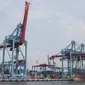 Aktivitas di Jakarta International Container Terminal, Jumat (15/3). BPS mencatat nilai ekspor pada Februari 2019 tercatat sebesar US$12,53 miliar atau turun 10,05 persen dari bulan sebelumnya, yakni US$13,93 miliar.(Liputan6.com/Helmi Fithriansyah)