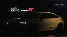 Honda Civic Type R keluar dari belakang panggung setelah pihak Honda Prospect Motor memaparkan spesifikasi dan sejarah Honda Civic Type R. Momen ini dipenuhi sorak sorai awak media dan tamu undangan serta pancaran sinar flash kamera. (Source: YouTube/Live Stream - Hondaisme)