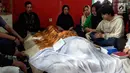 Kesedihan keluarga dan kerabat saat jenazah gitaris dan vokalis band Koes Plus, Yon Koeswoyo disemayamkan di rumah duka kawasan Pamulang, Jumat (5/1). Yon Koeswoyo sempat beberapa kali dirawat di rumah sakit sebelum meninggal. (Liputan6.com/Fery Pradolo)
