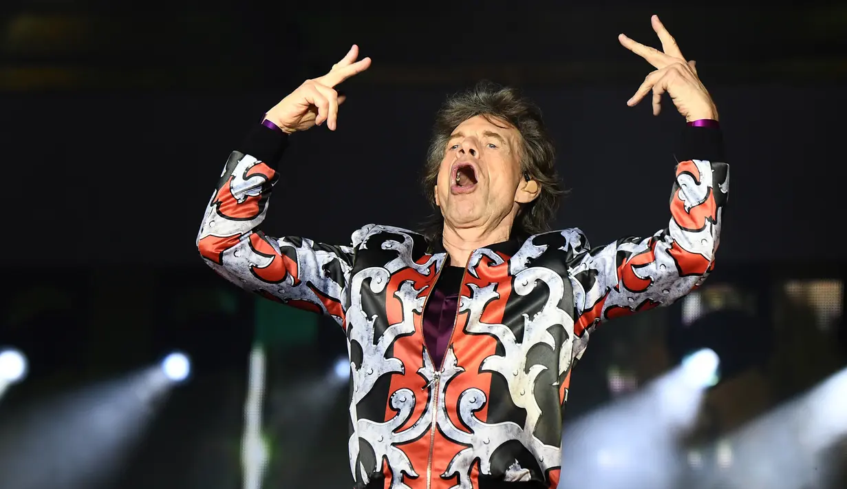 Vokalis The Rolling Stones, Mick Jagger saat tampil dalam konser bertajuk No Filter di The Velodrome Stadium, Marseille, Prancis, Selasa (26/6). (AFP PHOTO / Boris Horvat)
