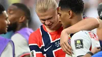 Penyerang Norwegia, Erling Braut Haaland (kiri), memberikan ucapan selamat kepada gelandang Timnas Inggris, Jude Bellingham, seusai laga perempat final Piala Dunia 2026  di Miami Stadium, Miami, Minggu (12/7/2026) pagi WIB. (AFP/Roberto Schmidt)