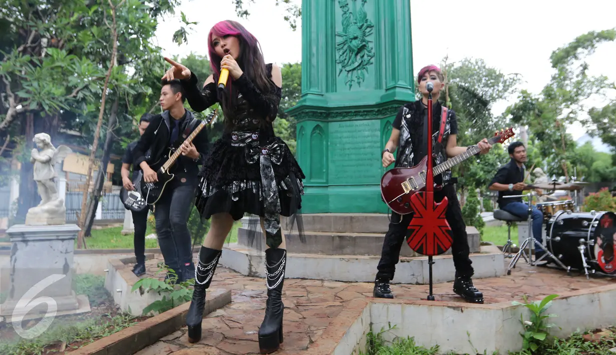 Salah satu adegan dari proses pembuatan video klip 'Bungkam' di Museum Taman Prasasti, Jakarta, Sabtu (23/1/2016). Nuansa gothic begitu kental di video klip 'Bungkam' ini. (Liputan6.com/Herman Zakharia)