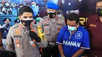 Polisi menangkap pelaku pamer alat vital di Pasuruan. (Dian Kurniawan/Liputan6.com)