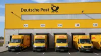 Van listrik bernama Streetscooter terparkir di depan gudang kantor pos Jerman, Deutsche Post di Frankfurt am Main, 21 Juli 2018. Kantor pos Jerman mengganti armada mobil untuk mengirimkan surat dan paket dengan mobil van listrik. (Yann Schreiber/AFP)