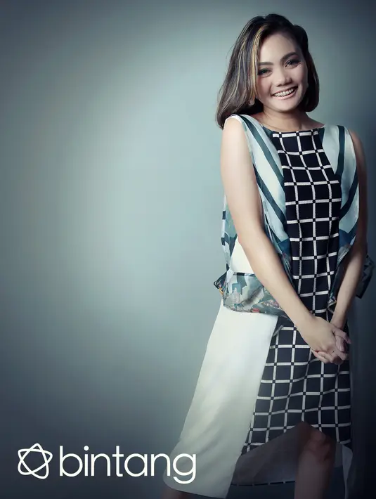 Rina Nose dan artis asal Brunei Darusalam ini dipertemukan dalam ajang pencarian bakat dangdut lewat D'Academy yang ditayangkan Indosiar. (Fotografer: Deki Prayoga, Digital Imaging: Muhammad Iqbal Nurfajri)