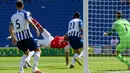 Penyerang Arsenal, Pierre-Emerick Aubameyang (tengah) berusaha melakukan tendangan salto saat melawan Brighton & Hove Albion pada lanjutan pertandingan Liga Inggris di The American Express Community Stadium, Sabtu (20/6/2020). Arsenal tumbang 1-2 di tangan Brighton. (Mike Hewitt/Pool via AP)