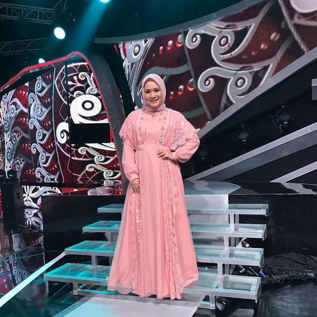 6 Potret Ikke Nurjanah Awet Muda di Usia 48 Tahun, Rayakan Ultah Bareng Suami