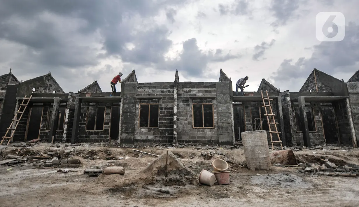 Aktivitas pekerja saat menyelesaikan pembangunan rumah subsidi di Klapanunggal, Kabupaten Bogor, Jawa Barat, Rabu (16/6/2021). Bantuan pembiayaan perumahan tahun anggaran 2021 terdiri dari empat program. (merdeka.com/Iqbal S. Nugroho)