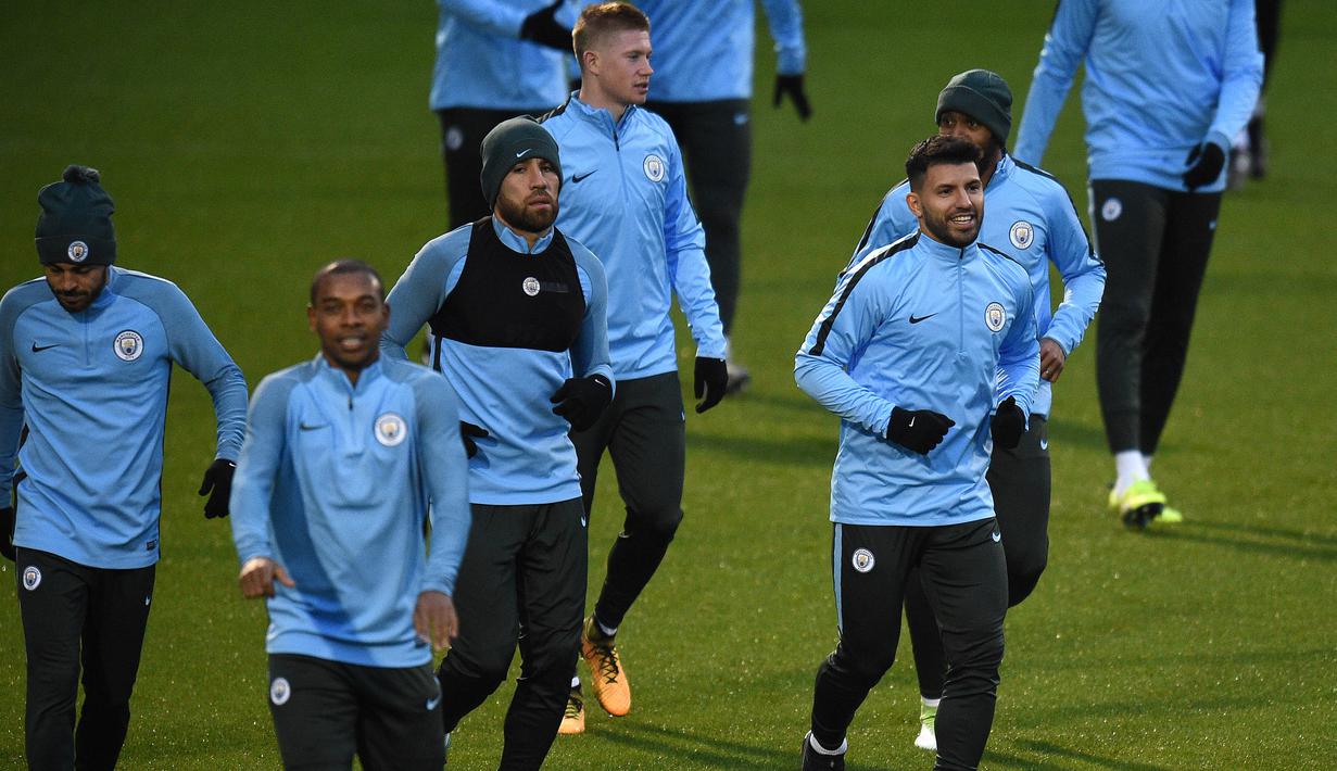 Para pemain Manchester City melakukan pemanasan sebelum laga Liga Champions di City Football Academy, Manchester, (20/11/2017). City akan melawan Feyenord ada grup F. (AFP/Oli Scarff)