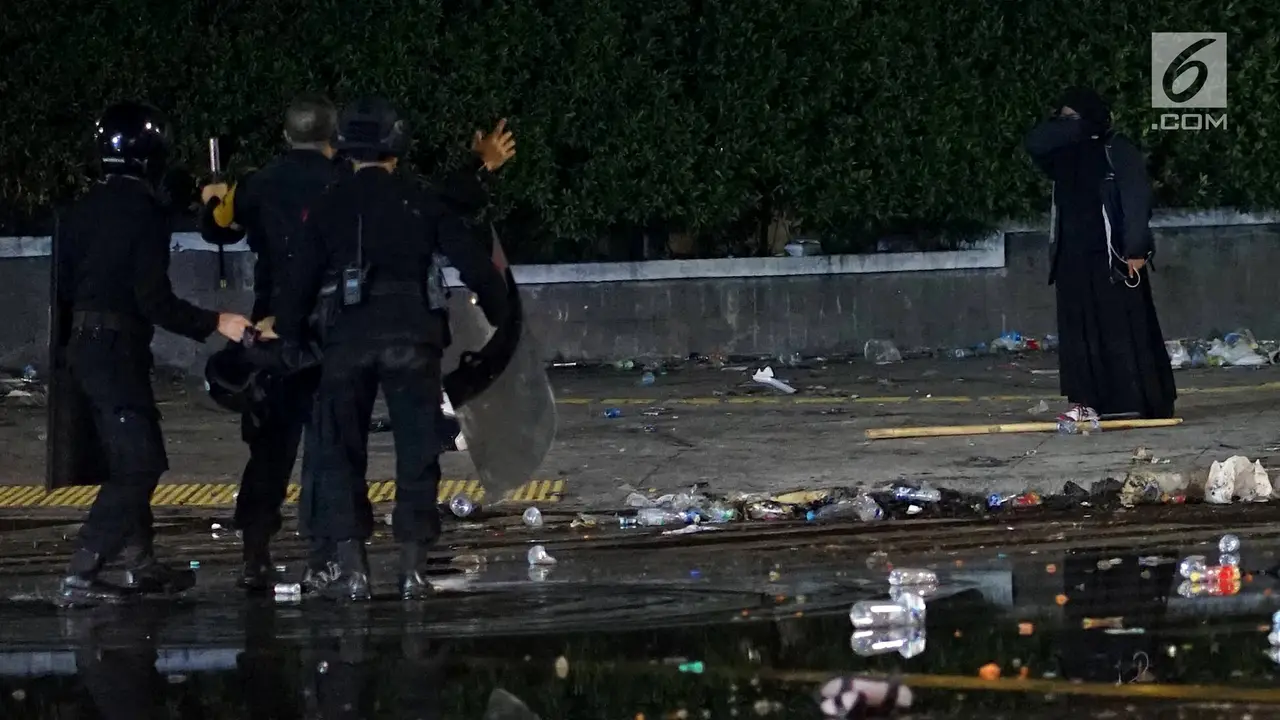 Bercadar Hitam, Perempuan Misterius Ini Berjalan ke Gedung Bawaslu