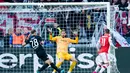 Gelandang Arsenal, Lucas Torreira, berusaha membobol gawang Eintracht Frankfurt pada laga Europa League di Frankfurt, Kamis (19/9). Frankfurt kalah 0-3 dari Arsenal. (AFP/Uwe Anspach)