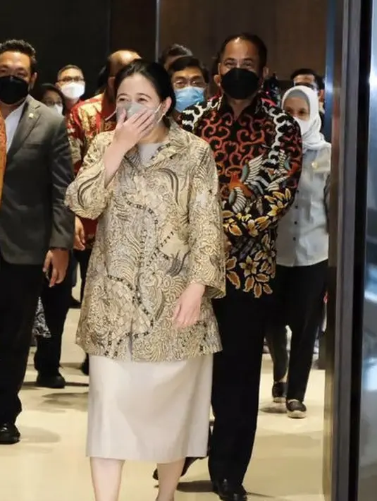 Puan tampil dengan pakaian didominasi warana cokelat keemasan, mengenakan blouse dengan motif batik yang dipadukan skirt polos. @puanmaharaniri