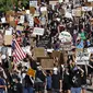 Pengunjuk rasa yang memprotes kematian George Floyd melakukan pawai ke pusat Kota Pittsburgh dari Mount Washington, Amerika Serikat, Minggu (7/6/2020). Gelombang protes atas kematian George Floyd terus mengguncang Amerika Serikat. (AP Photo/Gene J. Puskar)