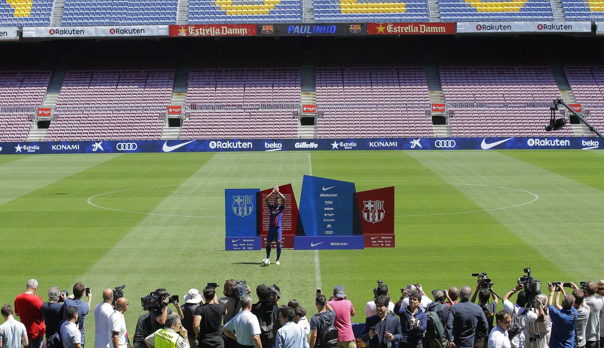 Gelandang baru Barcelona, Paulinho, saat diperkenalkan di Stadion Camp Nou, Kamis (17/7/2017). Pria asal Brasil ini resmi berseragam Barcelona setelah ditebus dari Guangzhou Evergrande. (AP/Manu Fernandez)