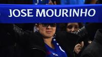 Salah satu fans Chelsea mendukung manajer Jose Mourinho untuk tetap melatih The Blues. (AFP/Ben Stansall)