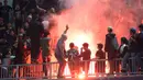 <p>Suporter PSS Sleman membakar flare saat melawan Dewa United pada laga pekan ke-15 BRI Liga 1 di Stadion Indomilk Arena, Tangerang, Jumat (6/10/2023). PSS Sleman kalah dengan skor 1-3. (Bola.com/M. Iqbal Ichsan)</p>