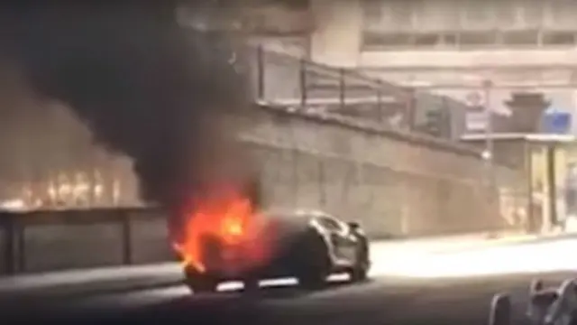 Digeber-geber Saat Macet, Lamborghini Aventador Terbakar