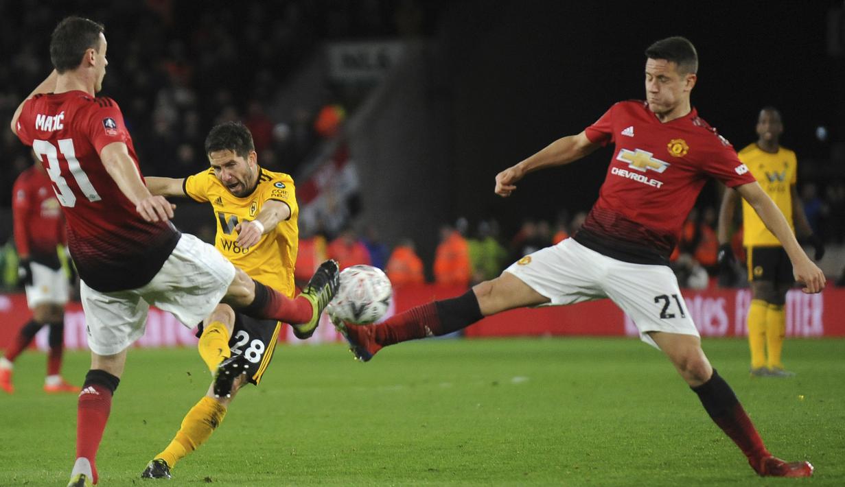Pemain Wolverhampton Wanderers, Joao Moutinho, melepaskan tendangan ke gawang Manchester United pada laga Piala FA 2019 di Stadion Molineux, Sabtu (16/3). Wolverhampton menang 2-1 atas Manchester United. (AP/Rui Vieira)