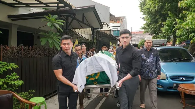Nenek Meninggal di Usia 82 Tahun, Ini 6 Potret Verrell Bramasta Antar ke Peristirahatan Terakhir