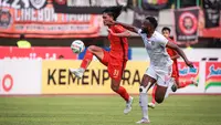 Pemain Persija Jakarta, Muhammad Akbar Arjunsyah (kiri), mengontrol bola dibayangi pemain Arema FC, Charles Lokoli Ngoy, dalam pertandingan pekan kesembilan BRI Liga 1 2023/2024 yang berlangsung di Stadion Patriot Candra Bhaga, Bekasi, Minggu (20/9/2023). (Bola.com/Bagaskara Lazuardi)