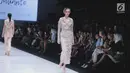Model berjalan di atas catwalk membawakan busana dari siswa Istituto di Moda Burgo (IMB), Julianto di Jakarta Fashion Week 2018, Jakarta, Jumat (27/10). Julianto mempersembahkan 8 busana yang mengusung tema 'Embrace'. (Liputan6.com/Faizal Fanani)