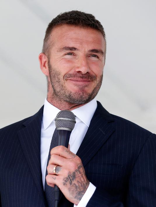 Pesepak bola David Beckham saat menyapa para penggemar di Miami, Florida, AS, 12 Juli 2018. Beckham masuk dalam daftar 100 pria tertampan di dunia bersaing dengan pebulu tangkis Indonesia, Jonatan Christie. (RHONA WISE/AFP)