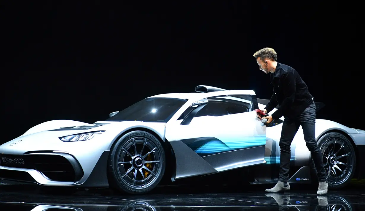 Lewis Hamilton berdiri di dekat mobil Mercedes-AMG Project di International Frankfurt Motor Show di Frankfurt, Jerman (11/9). Hypercar ini mengusung teknologi mesin mobil balap F1 dengan menggunakan penggerak roda belakang. (AP Photo/Michael Probst)