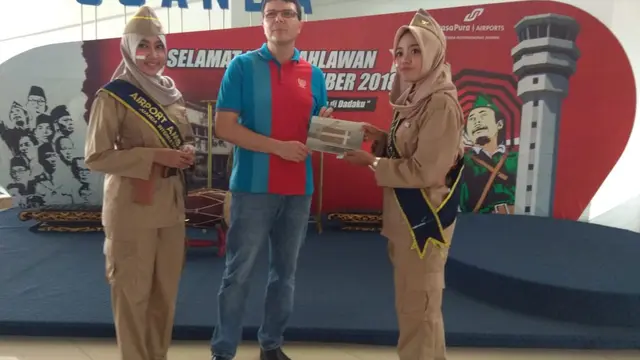 Hari Pahlawan, Petugas Bandara Juanda Berpakaian Pejuang