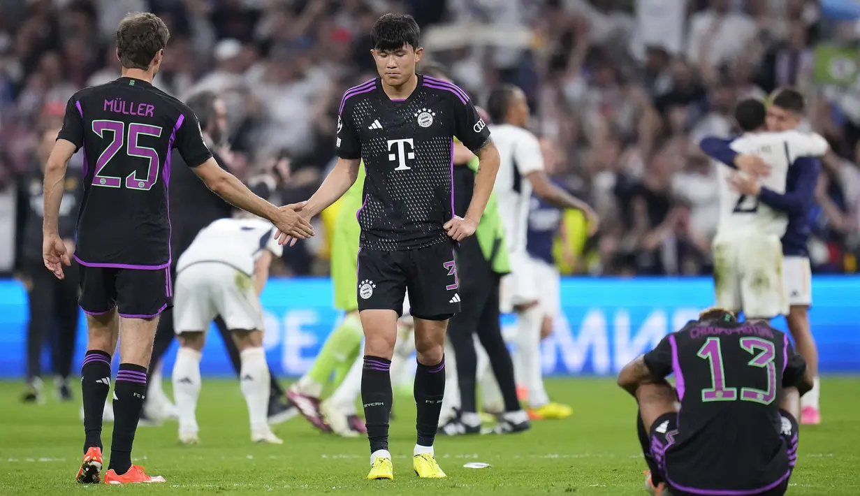 Reaksi kecewa para pemain Bayern Munchen setelah kalah 1-2 dari Real Madrid setelah berakhirnya laga leg kedua semifinal Liga Champions 2023/2024 di Santiago Bernabeu Stadium, Madrid, Rabu (8/5/2024). (AP Photo/Manu Fernandez)