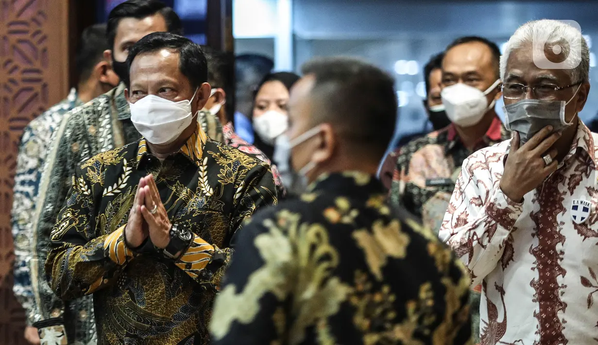 Mendagri Tito Karnavian tiba menghadiri rapat kerja dengan Komisi II DPR di Kompleks Parlemen, Senayan, Jakarta, Kamis (26/11/2020). Rapat itu membahasan data kependudukan dan data pemilih Pilkada Serentak 2020. (Liputan6.com/Johan Tallo)