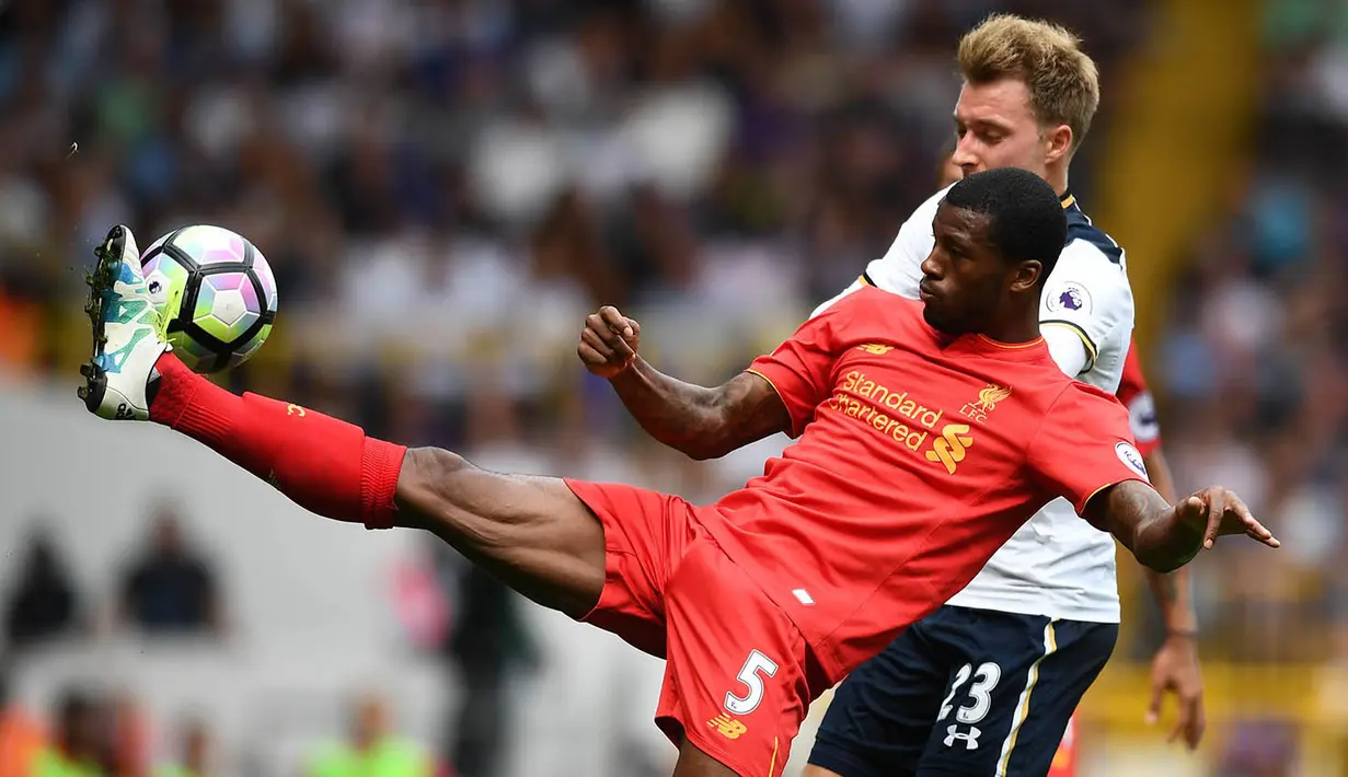 Gelandang Liverpool, Giorginio Wijnaldum, membuang bola dari jangkauan gelandang Tottenham, Christian Eriksen. Tertinggal 0-1 membuat tuan rumah meningkatkan serangan. (Reuters/Dylan Martinez)
