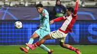 Aksi Lamine Yamal dalam laga antara Antwerp kontra Barcelona dalam lanjutan Liga Champions 2023/2024, Kamis (14/12/2023) dini hari WIB. (AFP/John Thys)
