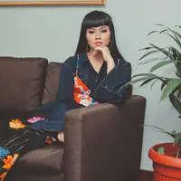 "Alhamdulillah terlahir di keluarga tebal dan rambut aku hitam," tambah Yura Yunita saat bercerita soal rambutnya yang tebal dan berponi. (Instagram/yurayunita)