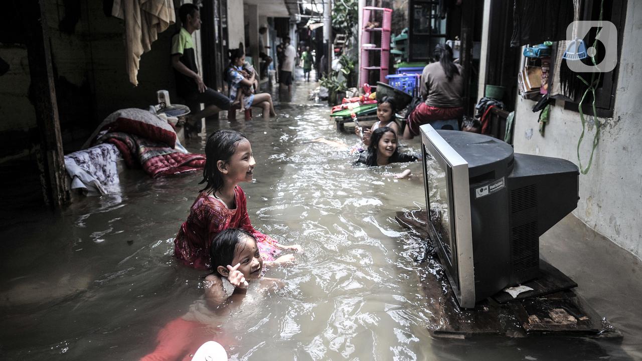 FOTO: Banjir di Kemang Timur Lambat Surut
