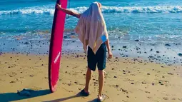 Unggahan lain yang dibagikan Taeyong adalah saat ia berada di pantai. Ia bersandar dengan sebuah papan selancar, menghadap birunya langit dan laut yang membentang. (Foto: Instagram/ taeoxo_nct)