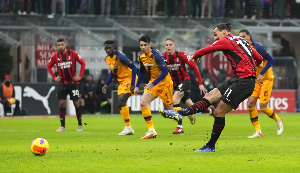Pemain AC Milan Zlatan Ibrahimovic melakukan tendangan penalti ke gawang AS Roma pada pertandingan sepak bola Serie A Liga Italia di Stadion San Siro, Milan, Italia, 6 Januari 2022. AC Milan menang 3-1. (AP Photo/Antonio Calanni)