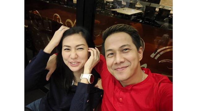 7 Potret Mesra Delon Thamrin dan Sang Kekasih, Bakal Nikah?