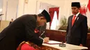 Irjen (Pol) Heru Winarko disaksikan Presiden Joko Widodo (Jokowi) menandatangani berita acara pelantikan Kepala BNN di Istana Negara, Kamis (1/3). Heru Winarko menggantikan Komjen Pol Budi Waseso yang memasuki masa pensiun. (Liputan6.com/Angga Yuniar)