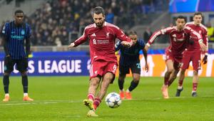 Liverpool memastikan kemenangan berkat eksekusi penalti Dominik Szoboszlai pada menit ke-88. (AP Photo/Luca Bruno)