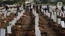 Warga saat melakukan ziarah di TPU Khusus COVID-19 Rorotan, Jakarta, Rabu (11/8/2021). Pemerintah menghapus data angka kematian dari indikator penanganan COVID-19. Pemerintah beralasan terjadi permasalahan dalam input data angka kematian COVID-19, (Liputan6.com/Helmi Fithriansyah)