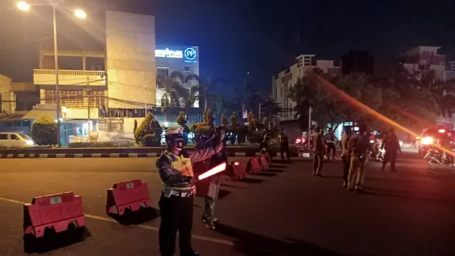 Petugas Gabungan Menutup Jalan Nasional Di Kota Cilegon, Banten. (Selasa, 06/07/2021).