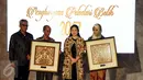 Menko PMK, Puan Maharani (ketiga kiri) berfoto bersama peraih penghargaan pelestari batik di acara Perempuan dan Canting di Jakarta, Rabu (25/1). Dua pelestari batik nasional mendapat penghargaan dalam acara ini. (Liputan6.com/Helmi Fithriansyah)