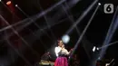 Vina Panduwinata mengajak penonton Festival Musik PestaPora 2024 bernostalgia bersama. (Liputan6.com/Herman Zakharia)