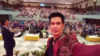 Dokter Ryan Thamrin dikabarkan meninggal dunia Jumat (4/8)  dini hari. Dokter tampan yang menjadi pemandu acara kesehatan Dr. Oz Indonesia meninggal di Pekanbaru, Riau pada usia 39 tahun. (Twitter.com/ryanthamrin)