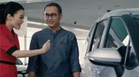 Seorang sales memberikan informasi soal produk Toyota kepada konsumen. (Dok Auto2000)