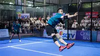 Selebritas Indonesia, Raffi Ahmad melakukan pukulan smash ke arah pasangan Saih Halilintar dan Fateh Halilintar dalam laga final ganda putra padel Turnamen Olahraga Selebriti Indonesia (TOSI) Season 4 di GOR UNJ, Rawamangun, Minggu (09/11/2025). (Bola.com/Bagaskara Lazuardi)