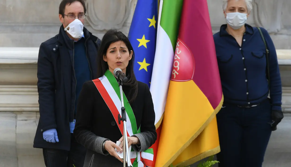 Wali Kota Roma Virginia Raggi menghadiri upacara penghormatan untuk mengenang para korban meninggal akibat pandemi COVID-19 di Roma, 31 Maret 2020. Italia mengibarkan bendera setengah tiang pada Selasa (31/3) untuk berkabung atas kematian 11.591 orang akibat virus corona. (Xinhua/Alberto Lingria)
